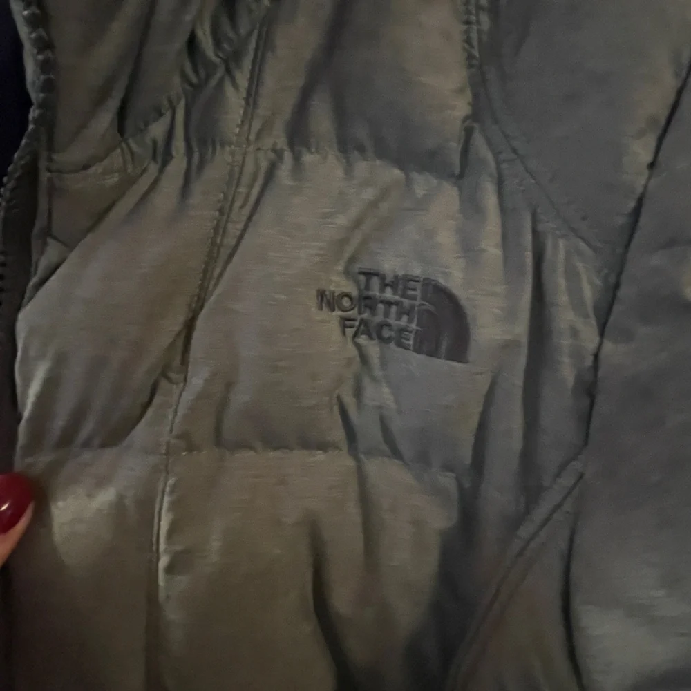 The North Face Women's Charcoal Puffer Jacket - Picture 4 of 5